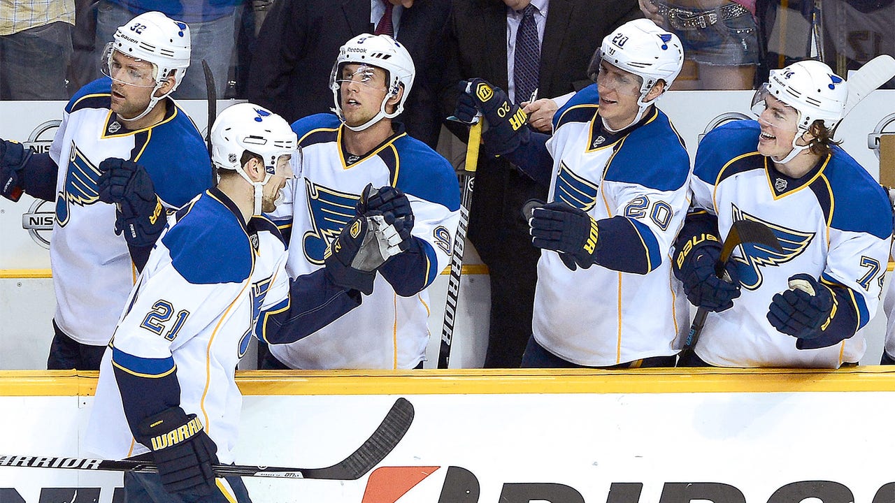 Berglund's pair of goals leads Blues to win over Predators